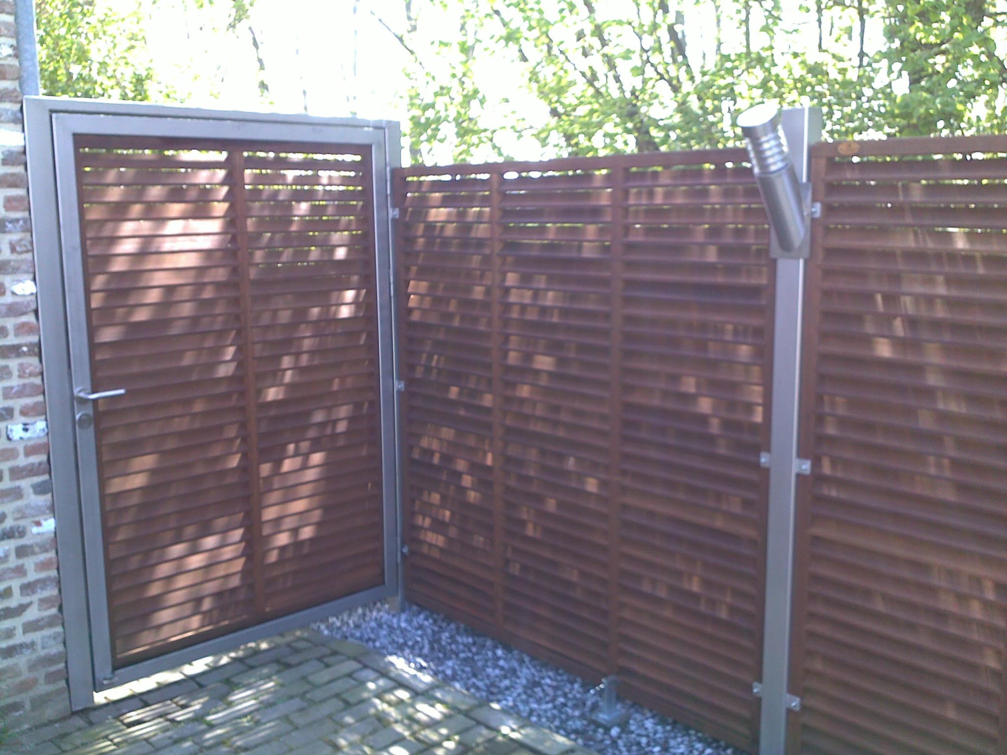 RVS poort en schuttinpalen